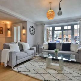 Large 4 Bed House near River Thames
