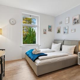 Vorstadtoase - 2 Personen - Eichwalde, Nähe BER - Queensize-Bett, Netflix, Parken, hotelli kohteessa Eichwalde