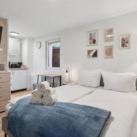 Vorstadtoase - Apartment für 2 Personen mit Smart TV, Parken, eigenen Bad, Netflix - Nähe BER, hotelli kohteessa Eichwalde