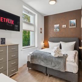 Vorstadtoase für 3 - Queensize-Bett, Schlafcouch, Parkplatz & Netflix - Nähe BER, hotelli kohteessa Eichwalde
