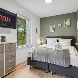 Vorstadtoase - 3 Personen - Apartment mit Queensize-Bett, Badewanne, Schlafcouch, Parken, Netflix, Nähe BER, hotelli kohteessa Eichwalde