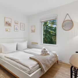 Vorstadtoase für 2 - Netflix, Parkplatz, Nähe BER, Queensize-Bett, hotel i Eichwalde