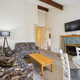 Cedarbrook Deluxe Two Bedroom Suite with outdoor heated pool 10304, hotel a Killington