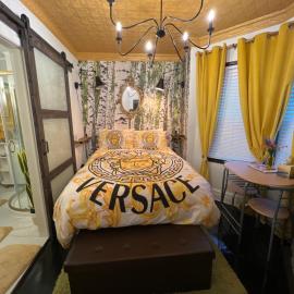 Luxurious Bedroom with Private Entrance & En-suite Bathroom: Fall River şehrinde bir otel