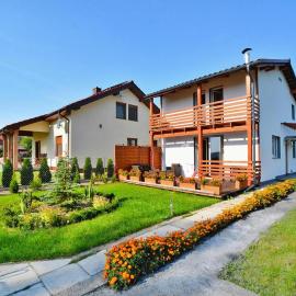 Lakeside holiday home, private garden