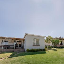 Dennehof Farm Guesthouse, hotel in Villiersdorp