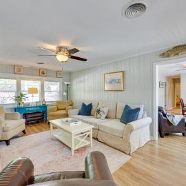 Beachy Wilmington Home: 6 Mi to Riverwalk + Dtwn!, hotel in Wilmington