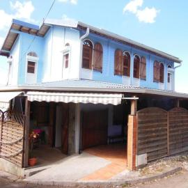 maison située dans un petit village de pecheur