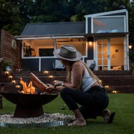 Central Coast Deck and Spa Luxury Tiny House with firepit โรงแรมในMatcham