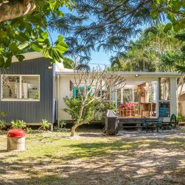 Beachcombers Cottage - beachfront pet retreat