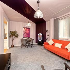 PRIME City Centre Location, THE JUKE BOX SUITE, Secure Gated FREE Parking Space, Unique STYLISH Apartment, AIR CONDITIONING & Two Bathrooms