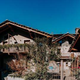Au coeur du village Chambres d'hôtes & SPA، فندق في Arnad