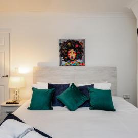 King Beds - Smart TVs - Parking - Near City