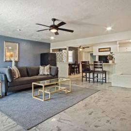 Cozy home with fenced yard in Midwest City, hotel in Midwest City
