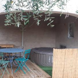 studio bas de villa, jardin et spa (été seulement), hotelli kohteessa Le Tignet