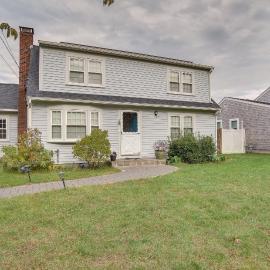 Coastal Charm in Yarmouth: Walkable + Convenient, hotel in Yarmouth
