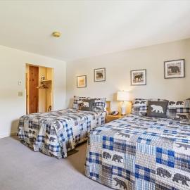 Cedarbrook Two Double bed Hotel Room with outdoor heated pool 216, hotel u gradu Kilington