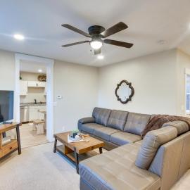Smart TV + Central A/C! Stylish Logan Retreat, хотел в Лоуган