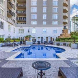 Spacious 2 Bed, 2 Bath Uptown Gem in the Heart of the City-Parking-Wi-Fi-Balcony-Walk to BOA Stadium, Hotel in Charlotte