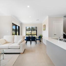 Relaxing Two-Level Retreat in Austral, NSW، فندق في Austral