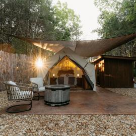 Cozy Unique Glamping on 53 acres - Bedrock Site, khách sạn ở Branson