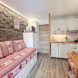 Studio rénové au pied des pistes avec balcon - FR-1-275-204