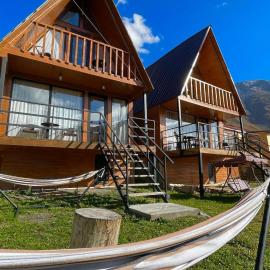 Twin cottages kazbegi 2, ξενοδοχείο σε Kazbegi