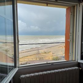 Au gré des marées 2 appartement face à la mer 2ème étage, hotel in Ault