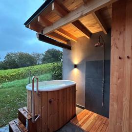 Cabanes avec jacuzzi les pieds dans la vignes, Hotel in Incourt