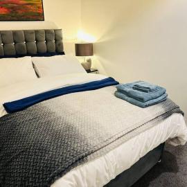 1 Luxe Exec Bedroom Apt Derby, hotel v destinaci Derby
