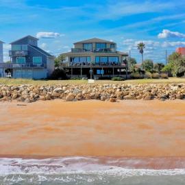 Chic Home: Ocean Views, Hot Tub & Game Room!, hotelli kohteessa Flagler Beach