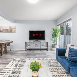 Large Townhome Near Anthony Henday in Ellerslie with Driveway & Visitor Parking, King Bed, 4 Queen Beds, Fully Equipped Kitchen & More!, hotel i Edmonton