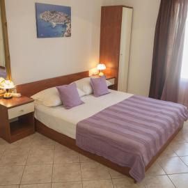 Apartments Jadrijević Brne, готель у місті Примоштен