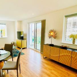 Urban Gem Apartment- Free parking, hotel u gradu Enfild