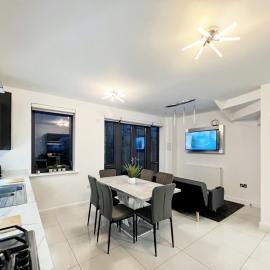 Modern Beautiful 5 bed -Sleeps 13 - Free Parking, hotel Coulsdonban