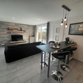 Appartement spacieux &très calme. Spacious & very quiet apartment., Hotel in Carros
