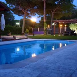 "Pequeño Paraiso" Cabaña con Jacuzzi y piscina climatizada privada, hotel a Traspinedo