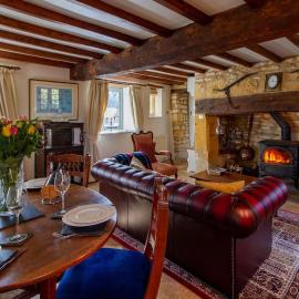 Graziers Cottage - character Cotswold cottage with inglenook, parking and pub nearby