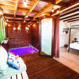 Catania 2 Suite W/private pool,W/heater , WIFI., hotell i Aguadilla