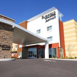 Fairfield Inn & Suites by Marriott London, хотел в Лондон
