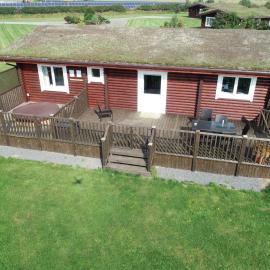 Teal Lodge - Nordic Log Cabin with private hot tub, hotel in Selby