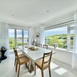 Incredible Views in Dartmouth with Parking and EV Charger – hotel w mieście Dartmouth