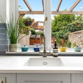 Stylish Central Saffron Walden Cottage with Courtyard Garden، فندق في سافرون والدن