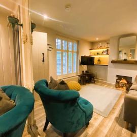 Beautiful Immaculate Aldeburgh cottage, free parking, sunny outdoor space, dog friendly - perfect for Spring seaside escapes, hotel a Aldeburgh