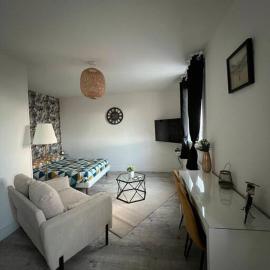 Charmant T1, parking privé, proche gare, hotel in Moulins
