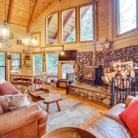 ‘Roots Rustic Retreat:’ Tree-Lined Cabin in McCall, hotel u gradu 'McCall'