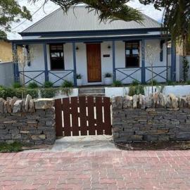 Two roomed private suite in front of cottage, hotel a Grange