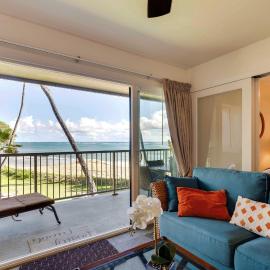 Waipouli Beachfront Condo w/ Balcony + Ocean Views, hotel em Kapaa