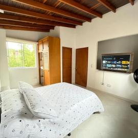 Dúplex amplio familiar con WiFi y zona de trabajo