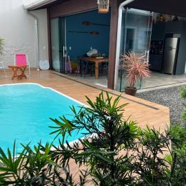 Casa com piscina em Itapema próximo a praia, Hotel in Itapema
